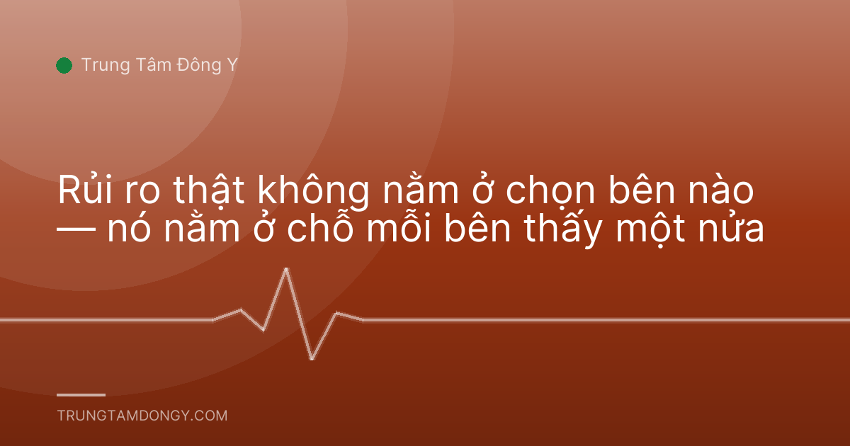 Rủi ro thật không nằm ở chọn bên nào — nó nằm ở chỗ mỗi bên thấy một nửa